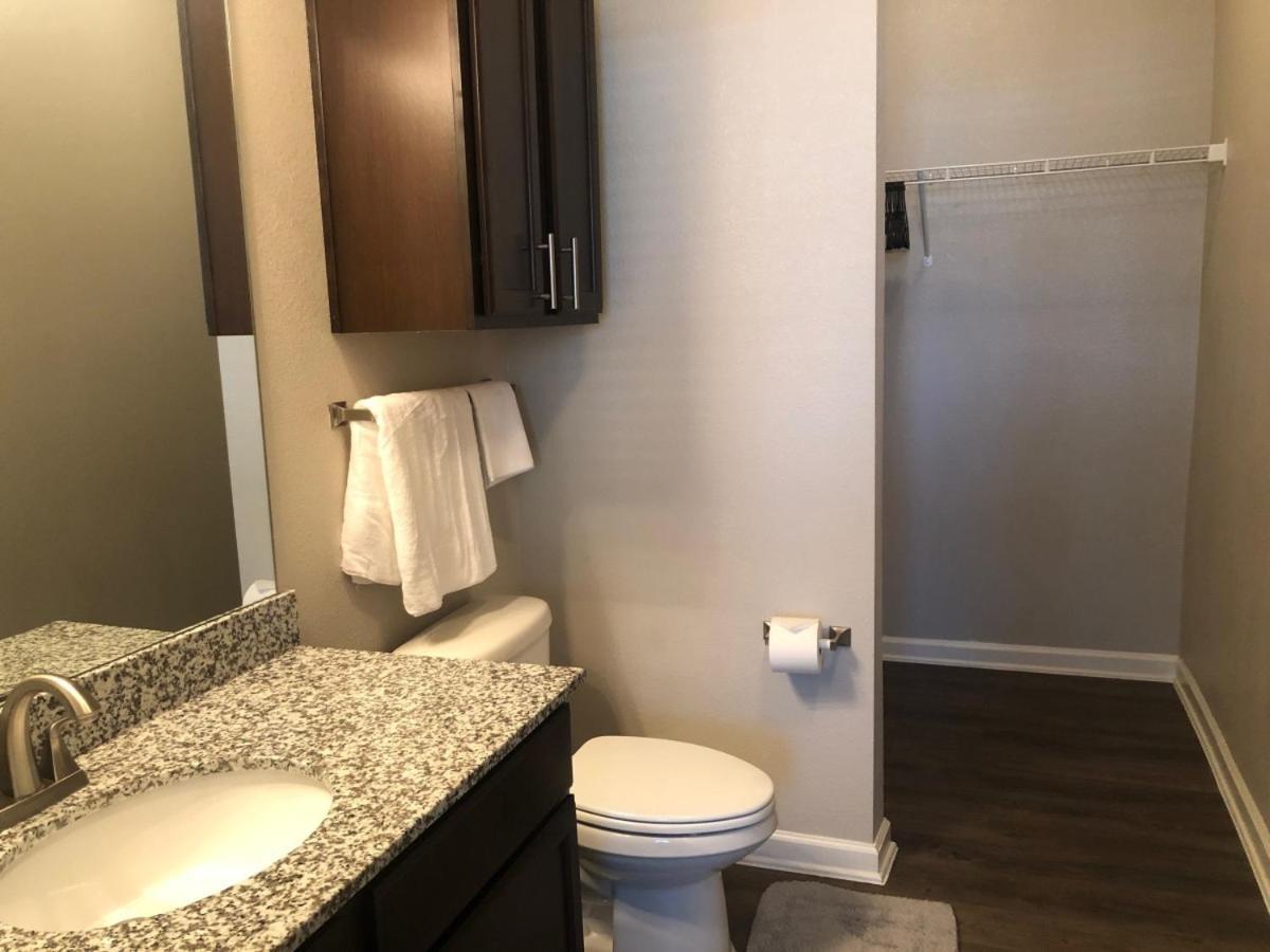 Spacious Furnished Resort Style Apartments Tomball Room photo