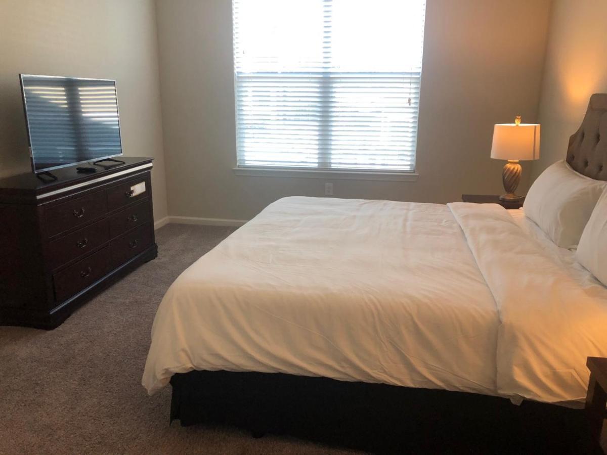 Spacious Furnished Resort Style Apartments Tomball Room photo
