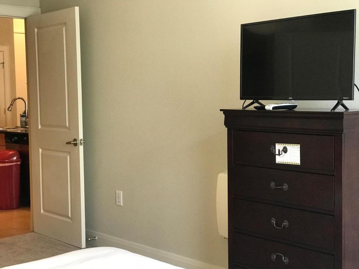 Spacious Furnished Resort Style Apartments Tomball Room photo