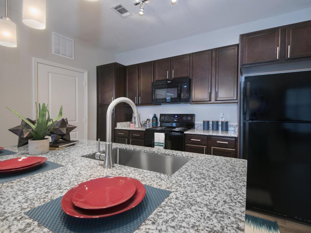 Spacious Furnished Resort Style Apartments Tomball Room photo